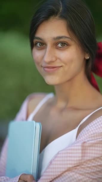 Una joven de moda sosteniendo una tableta mientras está al aire libre en la ciudad durante el verano. Imágenes de alta calidad 4k - Metraje, vídeo