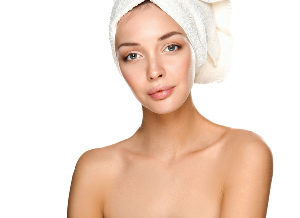 Hermosa mujer con una toalla en la cabeza
 - Foto, Imagen