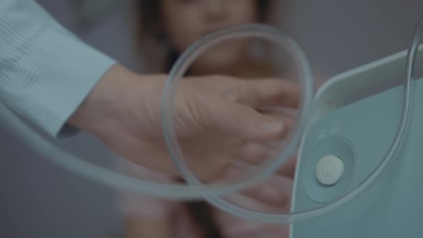Κοντινό πλάνο του κουμπιού πατήματος δακτύλου για να ξεκινήσει η λειτουργία του νεφελοποιητή. Ιατρικός εξοπλισμός εισπνοής με αναπνευστική μάσκα, νεφελοποιητής. Αναπνευστική ιατρική - Πλάνα, βίντεο