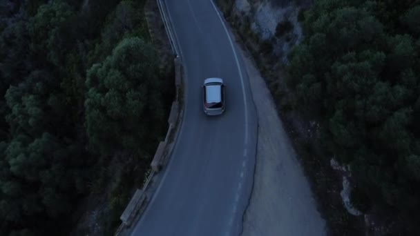Argentario Ιταλία 2 Ιουνίου 2023: Αεροφωτογραφία αυτοκινήτου που ταξιδεύει κατά μήκος του δρόμου που διασχίζει το Monte Argentario στο Porto Ercole - Πλάνα, βίντεο