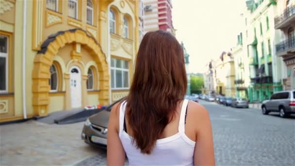 Fiatal, vonzó nő séta a gyönyörű várost. Boldog őszinte utazás turisztikai lány - Felvétel, videó