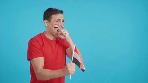 Video in studio met chroma van een nerveuze man juichen voor Egypte, tijdens een spannende wedstrijd die is uiteindelijk verloren kijken weg - Video