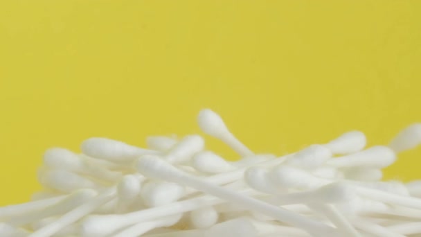 Emberi fül higiéniai termékek, pamut tamponok fehér színű forog egy kört a sárga alapon. - Felvétel, videó