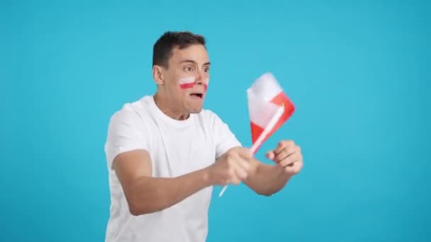 Video ve studiu s chromou muže odvracející se mávání polské národní vlajky, naštvaný na s rozhodčí rozhodnutí - Záběry, video