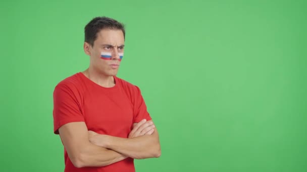 深刻な表現で離れて見て顔に描かれたロシアの旗を持つ男のクロマとスタジオでのビデオ - 映像、動画