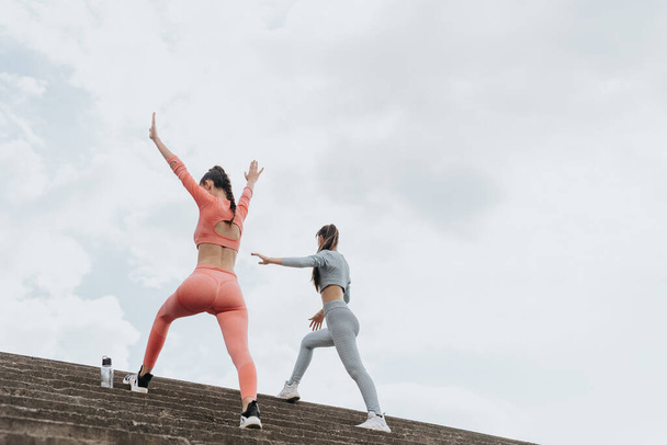 Chicas en forma activa: Entrenamiento cardiovascular en el parque urbano con amigos - Foto, imagen