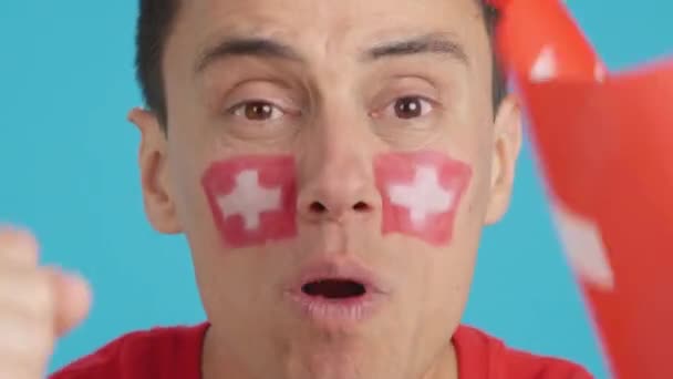 Hombre con bandera nacional suiza molesto con un árbitro - Metraje, vídeo