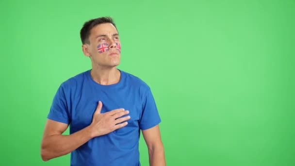 Stüdyoda, Birleşik Krallık milli marşını dinleyen bir adamın krom renkli videosu. - Video, Çekim