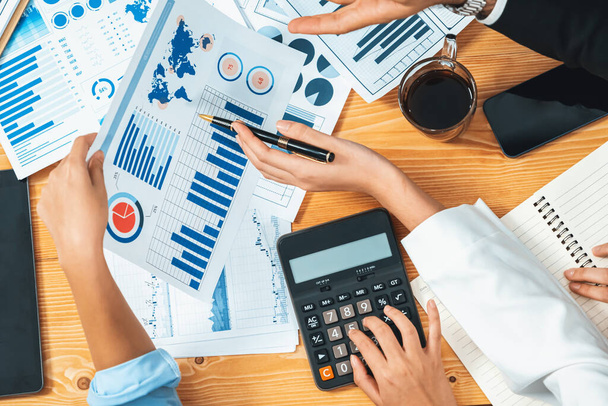 企業予算、経営陣は、会議テーブル上の最先端のビジネスインテリジェンス財務データダッシュボードペーパーを利用しています。会計または監査チームは、収入および費用を調査および計算します。細心の注意を払って - 写真・画像