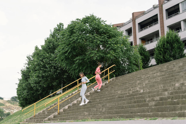 屋外で運動するフィットガールズ:都市公園でのアクティブアスリートトレーニング - 写真・画像