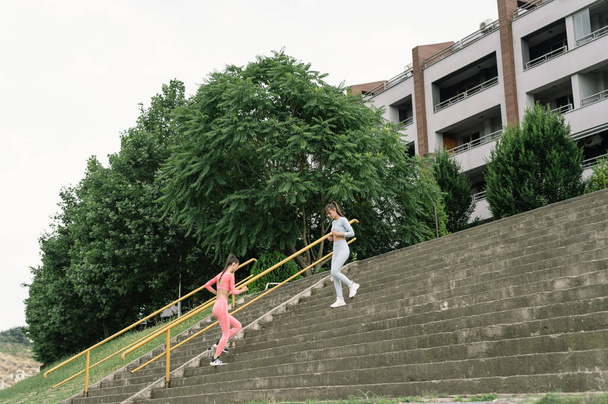 Amigos activos haciendo ejercicio al aire libre en un entorno urbano - Foto, imagen