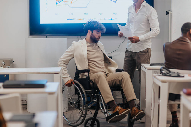 Людина з обмеженими можливостями у інвалідному кріслі. Чоловік з інвалідністю. Людина з обмеженими можливостями катається на інвалідному візку. Офіс командної роботи. Співпраця - Фото, зображення