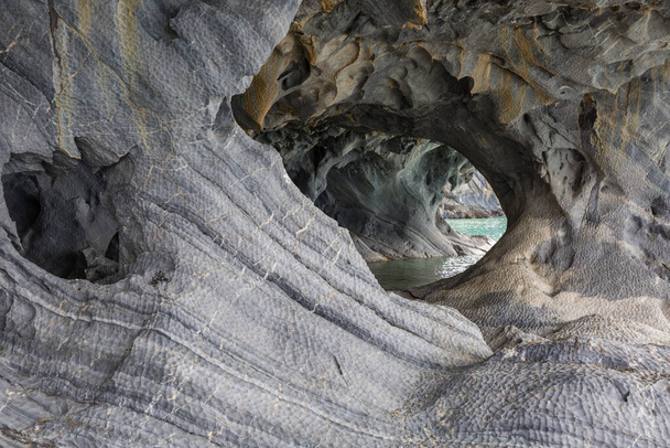 ungewöhnliche Marmorhöhlen am See General Carrera, Patagonien, Chile. Carretera austral Reise. - Foto, Bild