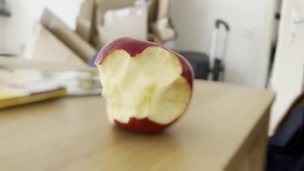 Nosh indépendant, Garçon finition demi-mangé pomme, Autonomisation saine après-midi Snack - Séquence, vidéo