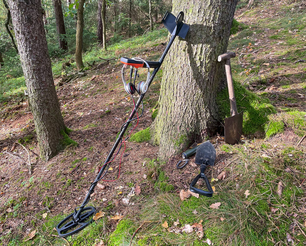 Zoeken in het bos met een metaaldetector en schoppen - Foto, afbeelding