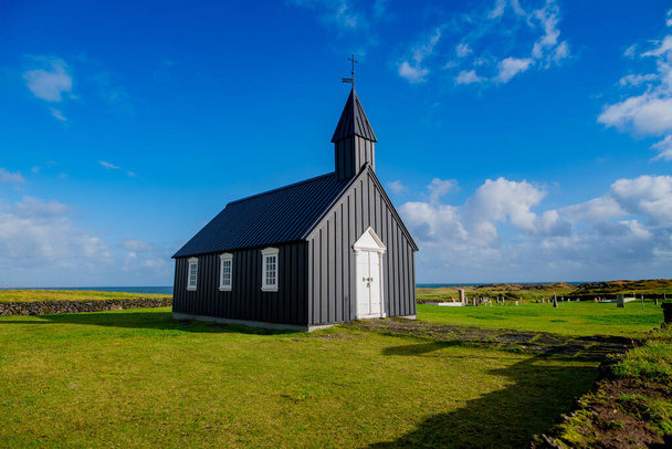 アイスランドのブラック教会. 高品質の写真 - 写真・画像