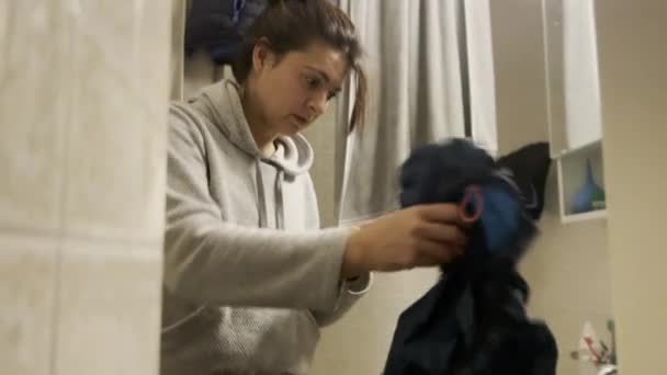 Kimerült anya erőfeszítése, tápláló gyermek fürdő közepette a szülői fáradtság - Felvétel, videó