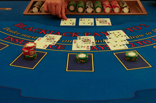 krupier rozdaje karty na stole do blackjacka - Zdjęcie, obraz