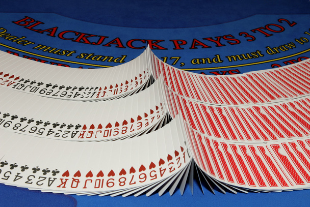 Картки на блекджек-столі в казино
 - Фото, зображення