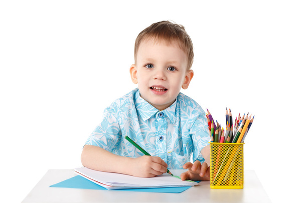 Petit garçon souriant dessine avec des crayons
 - Photo, image