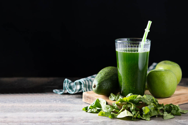 Kale 'li yeşil smoothie detoks, ahşap masada avokado ve elmalar. Boşluğu kopyala - Fotoğraf, Görsel