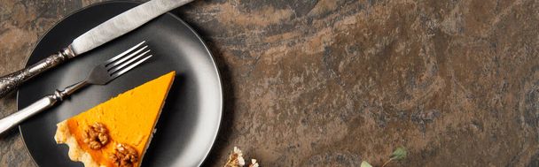 placa de cerâmica preta com torta de abóbora de ação de graças e talheres vintage na mesa de pedra, banner - Foto, Imagem