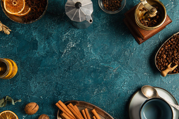 tema de ação de graças com equipamento de tomada de café perto de especiarias e fatias de laranja na mesa texturizada azul - Foto, Imagem