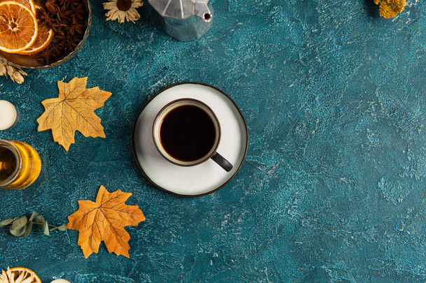 foglie autunnali e tazza di caffè nero vicino spezie e miele su superficie strutturata blu, ringraziamento - Foto, immagini