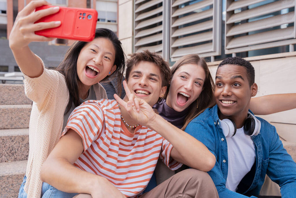 Šťastná multietnická skupina mladých přátel si spolu vyrazí na selfie do kampusu. víceúčelové setkání studentů ve městě, koncepce mládeže, životního stylu lidí, rozmanitosti, dospívání a městského života - Fotografie, Obrázek