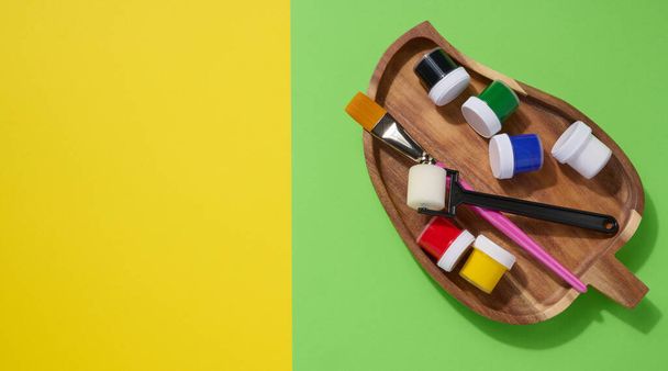 Пластиковые банки с разноцветными гуашами, пространство для копирования - Фото, изображение
