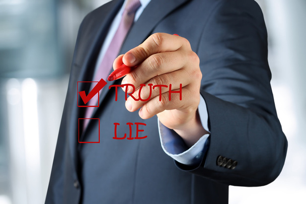 Mulher de negócios fazendo a escolha entre a verdade ou a mentira
 - Foto, Imagem