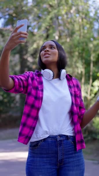 アフリカ系アメリカ人女性が森の外で電話でライブストリーミング - 映像、動画
