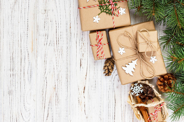 クリスマス ギフト用の箱、木製のテーブル上のバスケットのモミの木の枝. - 写真・画像