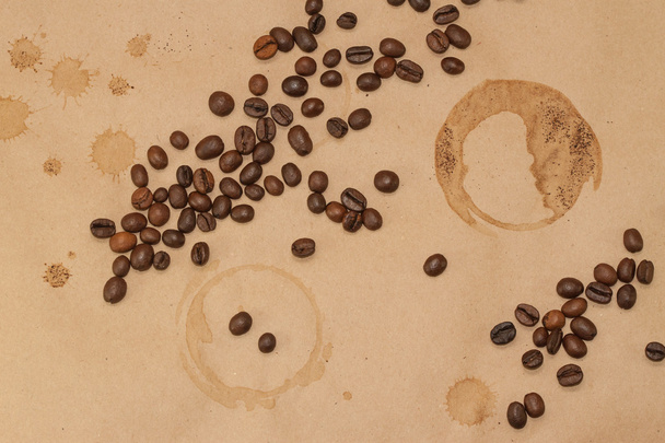chicchi di caffè e tazza spot su sfondo kraft
 - Foto, immagini