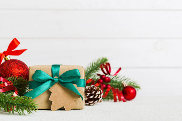 Новорічна різдвяна іграшка, гілка кришталевого дерева, новорічні прикраси на кольоровому тлі.. - Фото, зображення