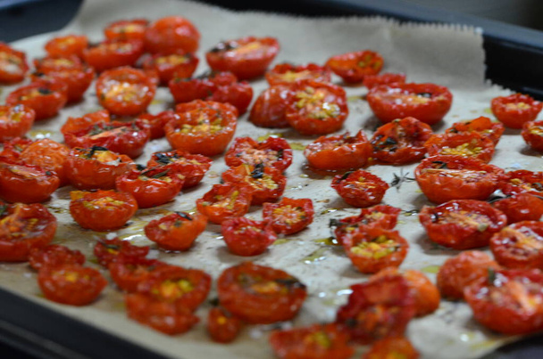 tomates frescos con especias - Foto, Imagen