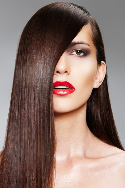 kobieta model z czerwonymi ustami. moda fryzury gładkie włosy długo kobiece - Zdjęcie, obraz