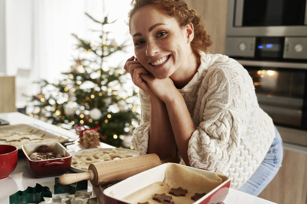 Retrato de mulher caucasiana preparando biscoitos de gengibre para o Natal - Foto, Imagem