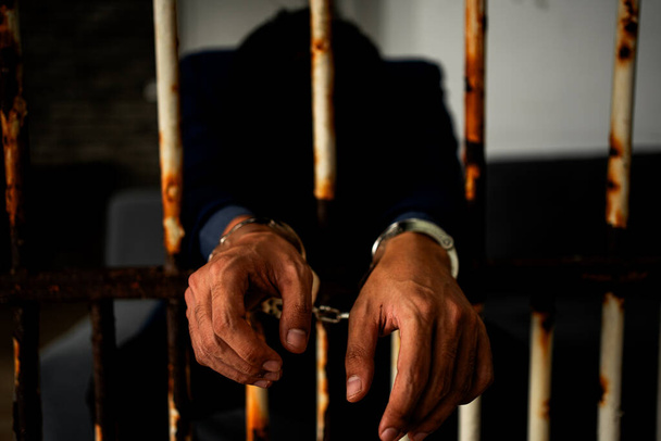 Азиатские бизнесмены носят наручники в тюрьме после ареста из-за коррупции и мошенничества со страховкой. Концепция наказания за мошенничество и преступление, совершённое потерпевшим, жертвой судебной защиты. - Фото, изображение