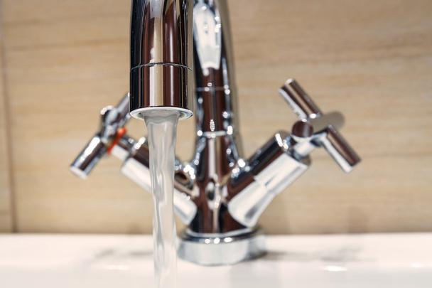 Banyoda modern tasarımı olan musluk. - Fotoğraf, Görsel
