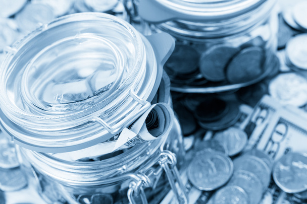 Ahorro de dinero en frasco de vidrio
 - Foto, imagen