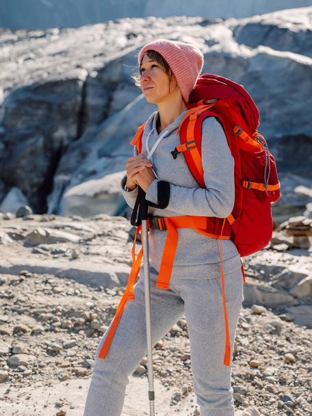 Randonneur femme sportive avec sac à dos dans les montagnes. Randonnées pédestres en Himalaya - Photo, image