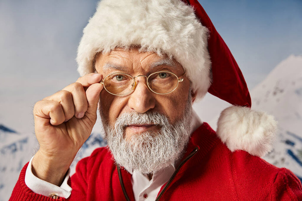 πορτρέτο του Αϊ Βασίλη αγγίζοντας τα γυαλιά του και κοιτάζοντας κατ 'ευθείαν στην κάμερα, Καλά Χριστούγεννα - Φωτογραφία, εικόνα