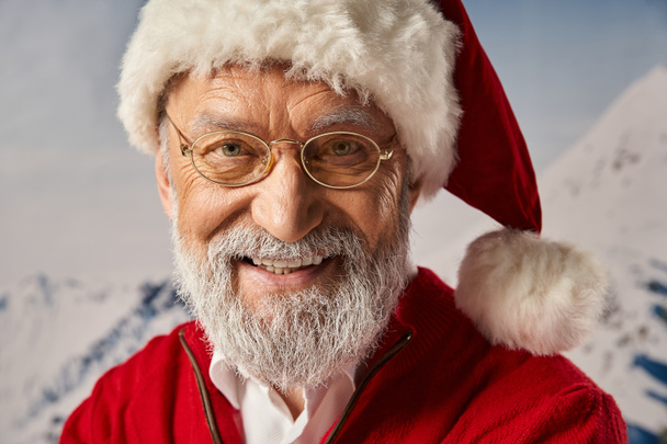 portrait du Père Noël barbu blanc heureux chapeau rouge avec des lunettes avec fond neigeux, Joyeux Noël - Photo, image