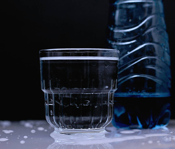 ποτήρι γλυκό νερό από κοντινή απόσταση - Φωτογραφία, εικόνα