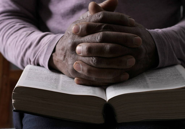 Mann betet zu Gott mit den Händen zusammen Karibik Mann betet auf grauem schwarzem Hintergrund mit Menschen Stock Bild Socken Foto - Foto, Bild