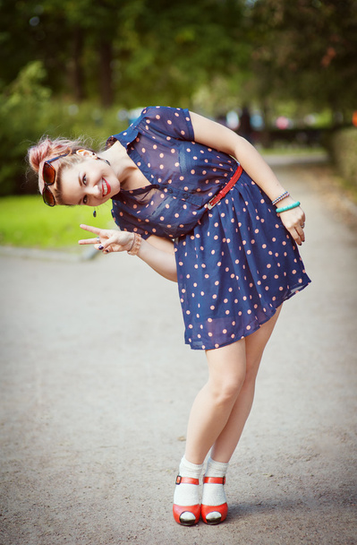 Счастливая красивая молодая девушка в стиле пятидесятых с брекетами
  - Фото, изображение
