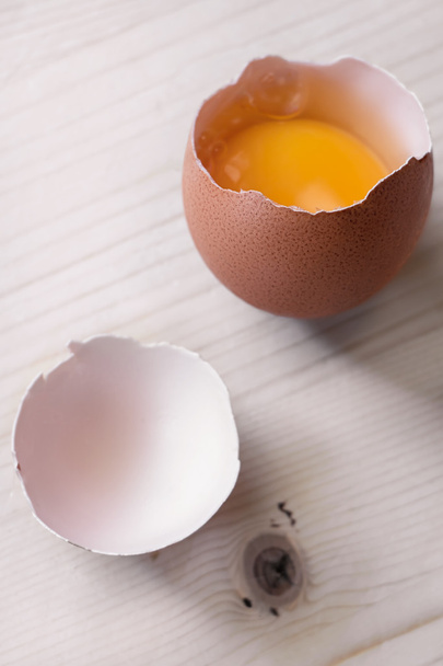 Uovo rotto su base di legno
 - Foto, immagini