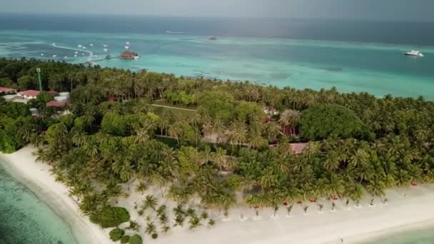 Пейзаж с высоты птичьего полета, вид на море с водяными башенками, пышные деревья, потрясающие пляжи с белым песком. Мальдивы является экзотическим туристическим направлением, туристический рай с тропической атмосферой. - Кадры, видео