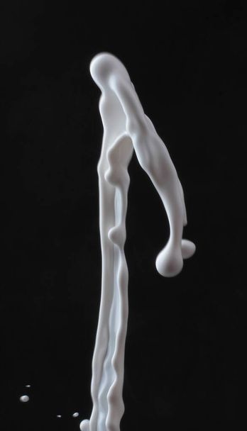 salpicos de leite na forma de um líquido preto em um fundo branco - Foto, Imagem